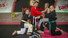 Dani y su mujer Mar�a junto a sus hijas Megan y Daniela, con las medallas logradas en el gallego.