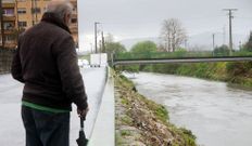 Un vecino observa lo limpias que quedaron las orillas del Sar. 