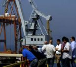 Trabajadores de Vulcano, en el astillero vigu�s tras conocer la decisi�n sobre el tax lease.