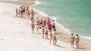 Disfrutando del jueves soleado en la playa de Mogor, en Mar�n