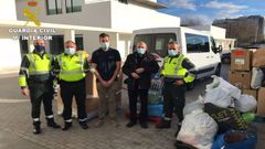 Agentes entregando a la Fundaci�n Padre Rubinos los productos de primera necesidad recogidos en sus instalaciones