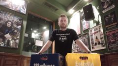 David Barroso, due�o del bar La Mina, preparando todo para reabrir las puertas de su local