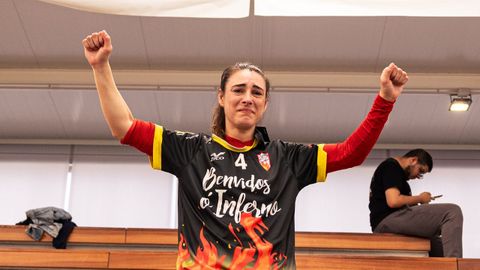 África Sempere, muy emocionada en su despedida de las pistas, que ha acabado siendo temporal.