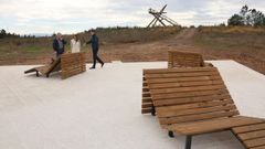 El mirador de la sierra de Penas fue visitado recientemente por Javier Arias (a la derecha), delegado territorial de la Xunta 