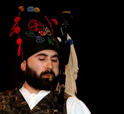Los concursantes deber�n actuar ataviados con el traje t�pico.