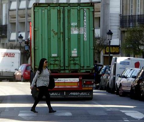 Fole mostr� su preocupaci�n por el riesgo que el paso de camiones entra�a para los viandantes.