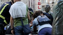 Angustioso rescate de un ni�o atrapado en una estatua