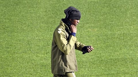 Ilaix Moriba, en el inicio del entrenamiento de este mircoles.
