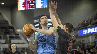 Danko Brankovic se levanta para anotar presionado por el jugador local Luka Bozic.