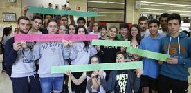 Los estudiantes del IES Lu�s Seoane que participaron en el proyecto �Obxectivo: Igualdade�, el pasado mayo, en el instituto. 