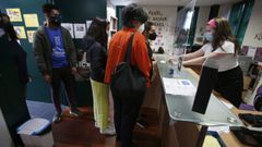 Colas en Casa Palmeira, en el municipio coru��s de Cambre, para la activaci�n del carn� xove