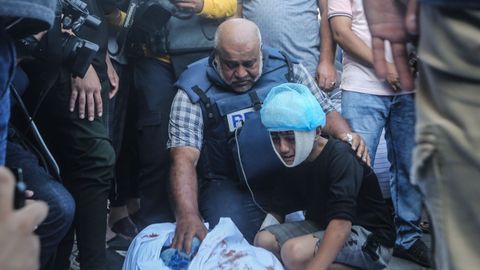 El corresponsal de Al Jazira, Wael Al-Dahdouh, llora ante el cuerpo de sus familiares, que murieron en un ataque a�reo israel� contra el campamento de Nuseirat, antes de ser trasladados al hospital Al-Aqsa en Deir Al-Bala