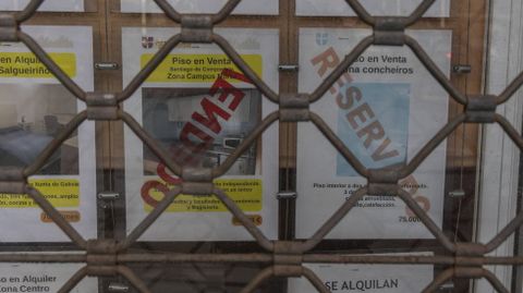Anuncios de venta de pisos en una inmobiliaria de Santiago, en foto de archivo