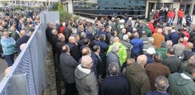 Prejubilados de los astilleros y personal en activo se concentraron delante de Hacienda por los incumplimientos del Gobierno. 