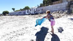 El muro de la playa de 5 metros de altura se ha llenado de pintadas.
