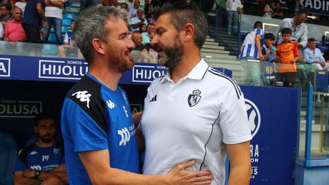 Rub�n Dom�nguez, entrenador del Pontevedra, y Fernando Est�vez, de la Ponferradina
