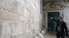 C�sar Carnero se�ala la pared barroca tras la que se esconde la puerta rom�nica