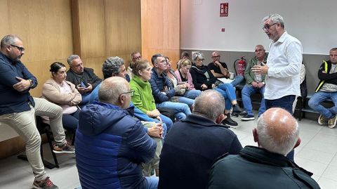 Imagen de archivo de un encuentro vecinak con el alcalde de Ames, Blas Garc�a y con los concejales