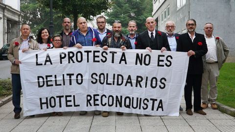 Los once trabajadores del Hotel de la Reconquista, acusados de desrdenes pblicos, amenazas y delito leve de maltrato, posan antes de la celebracin de la vista oral en el Juzgado de lo Penal nmero 2 de Oviedo. 