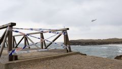 Foto de archivo del precinto policial�para impedir el paso en la pasarela de la senda costera de Cabo Mayor a la playa de La Maruca