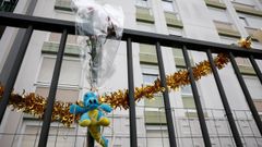 Flores en la vivienda en la que se produjo el crimen, en la localidad francesa de Meaux