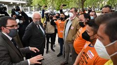 Ra�l Blanco y Galo Guti�rrez, a la izquierda, con los presidentes de los comit�s de las antiguas f�bricas de Alcoa en A Coru�a y Avil�s