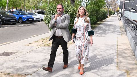 La vicepresidenta del Gobierno de Arag�n en funciones, Mar Vaquero (d), al t�rmino del encuentro de los equipos negociadores de Vox y Partido Popular en el Hotel Zentral AVE de Zaragoza, a 8 de abril de 2026, en Zaragoza.
