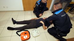 La Polic�a Local practica con un desfibrilador la maniobra de reanimaci�n cardiorrespiratoria