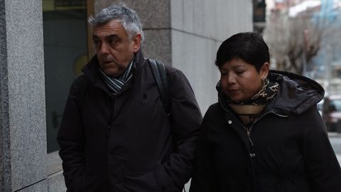 A la izquierda, el exentrenador del club de baloncesto Lointek Gernika Mario L�pez