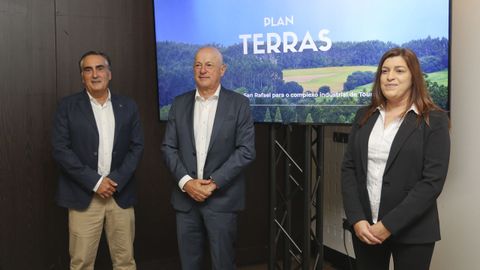 Fernando Riopa, Alberto Lavandeira y Dania Pensado, en la presentaci�n del plan en Santiago.