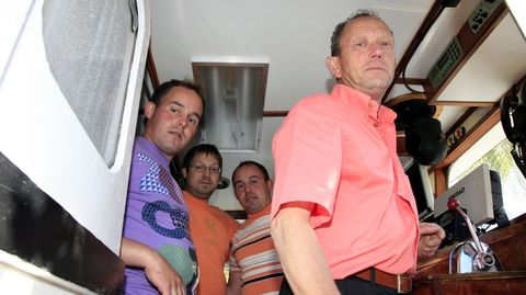 UNA IMAGEN YA CLSICA: EN ESTA FOTO DEL 2012, JOSE VARELA VENTUREIRA LLEVA EL BARCO EN PLENAS FESTAS DO MAR DE MALPICA, JUNTO A SUS HIJOS GEMELOS JOS Y JAVIER VARELA CAMBN, EN LA EMBARCACIN FAMILIAR