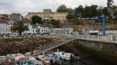 El puerto deportivo y al fondo el palacio de Tr�nor, en Figueras (Castropol)