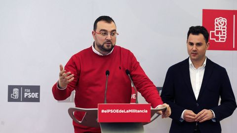 El secretario general de la FSA-PSOE, Adri�n Barb�n (i), y el secretario general del PSOE de Le�n, Javier Cend�n (d)