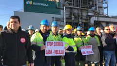 Trabajadores de la t�rmica de Lada durante las protestas