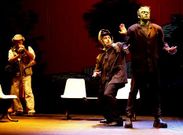 Frankenstein asiste nesta obra de Vidal Bola�o a un desfile das criaturas da sociedade actual.