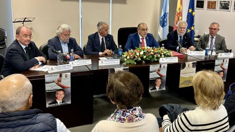 Ramn Gmez, tercero por la izquierda, durante el acto en Parada de Sil