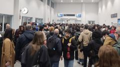 Cola en la estación de tren de A Coruña por un nuevo retraso