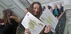 Marta Arz�a, ayer, en las escaleras del IES Valle Incl�n de Pontevedra, con los diplomas de la Olimpiada Xeogr�fica de Galicia. 