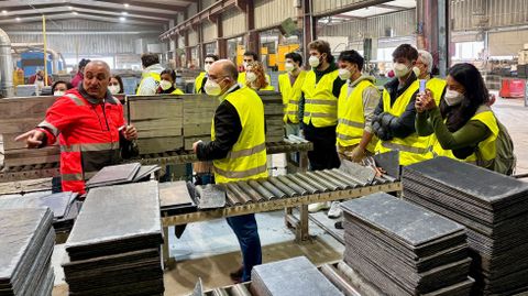 El grupo visit una nave de elaboracin de pizarra.