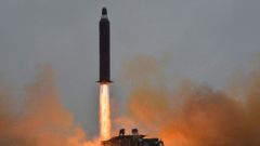 Lanzamiento de un misil bal�stico superficie de medio largo-alcance cohete Hwasong-10