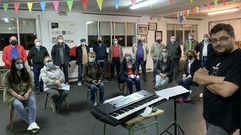 Xaqu�n Xesteiras, director de la secci�n coral de Cantigas e Agarimos (en primer plano, a la derecha), junto a los miembros en activo, en el ensayo del jueves. Por el hist�rico coro de Santiago pasaron desde Camilo D�az Vali�o al exalcalde Juan Gil Armada o Rodolfo L�pez Veiga.