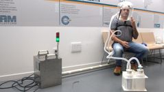 El m�dico de la Unidad de Cuidados Intensivos del Hospital Universitario Central de Asturias, Alberto Medina, prueba un prototipo de respirador un respirador de presi�n constante no invasivo para pacientes infectados de covid-19 desarrollado por un consorcio de empresas en Asturias. 