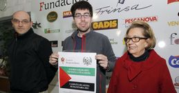 En el centro, Iago Ares, de Amigos de Galicia, con los promotores de la campa�a. 