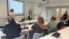 La concejala de Promoci�n Econ�mica de Ribeira, Carmen P�rez, se desplaz� al vivero de empresas para saludar a los participantes del plan integrado de empleo.