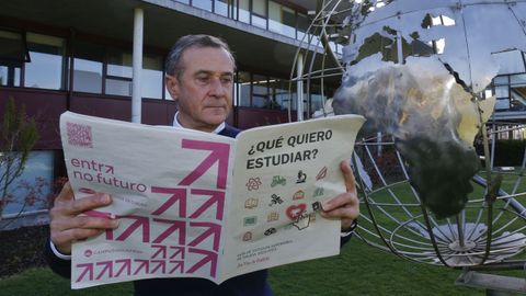 Manuel Vila Domínguez, orientador del colegio Manuel Peleteiro, de Santiago, con la Guia de Estudios Superiores en el año 2022