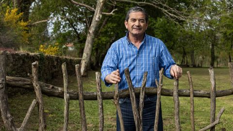 Francisco Garc�a Bello en una finca familiar en Carballo.