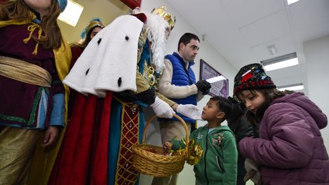 Los Reyes Magos visitan la delegaci�n de Pontevedra de La Voz de Galicia