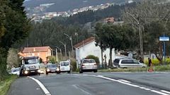 Uno de los veh�culos implicados (a la derecha) y la gr�a (izquierda), en el lugar del accidente