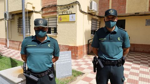 El agente Molina (izquierda) y el sargento Franco posan ante el cuartel de la Guardia Civil en la localidad de Villanueva de la Serena, este viernes, después de asistir en el parto.