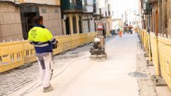 Trabajos de pulido el lunes por la tarde en la primera manzana de la calle Rubalcava.
